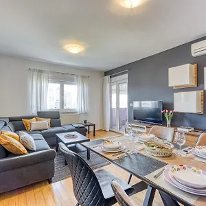 Dea - Three Bedroom Apartment Pula